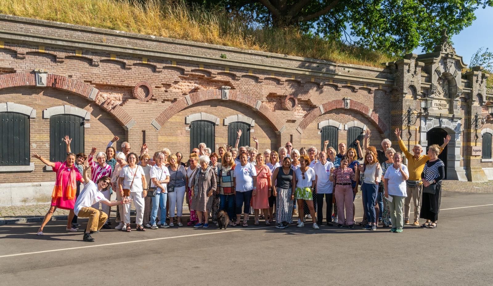 Groepsfoto van de vrijwilligers van Fotofestival Naarden 2025 bij de vestingwal
